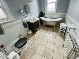 Main Bathroom - click for photo gallery